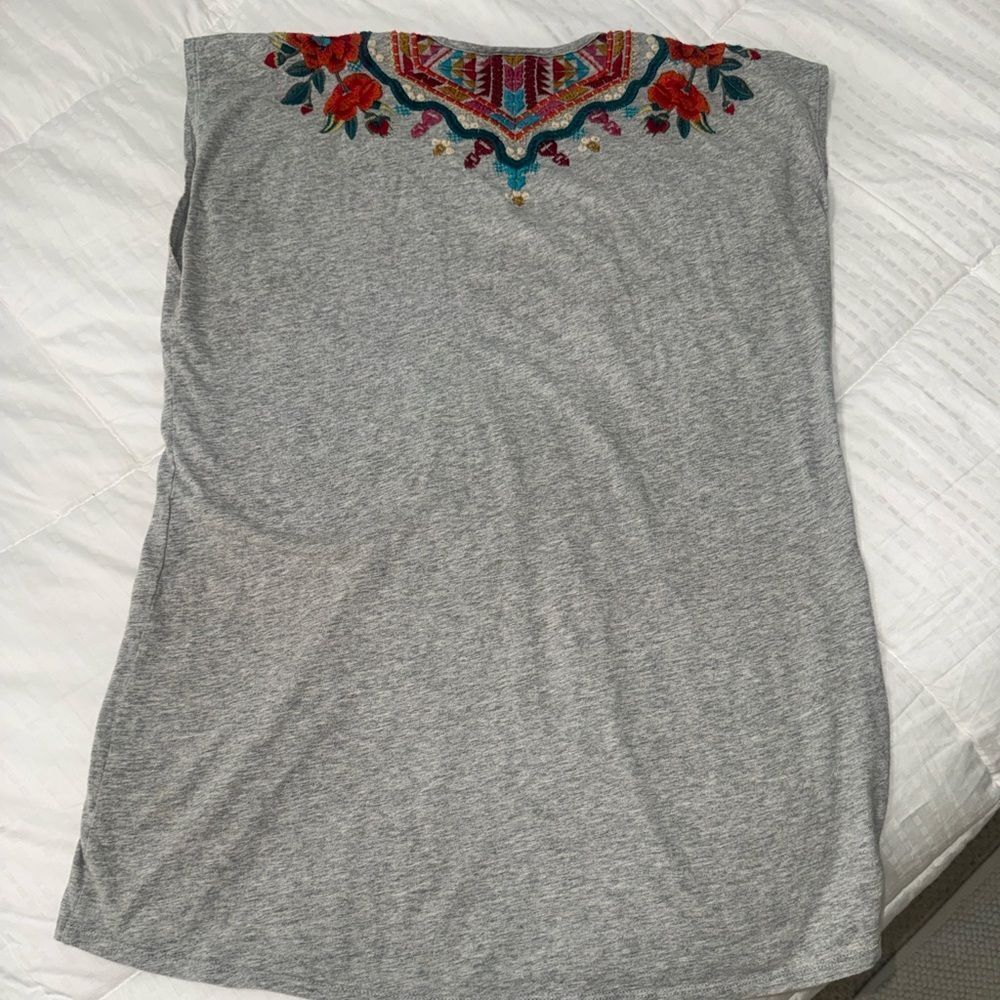 Johnny Was Luxe Boho Ornelia Embroidered Capped Sleeve Grey Tee- XS- like new! - Picture 10 of 13